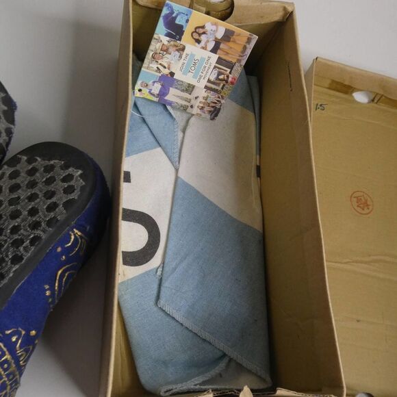 Tom's Royal Blue Gold Hand Painted Henna Boho With Box Size 7 EUC - Picture 8 of 8